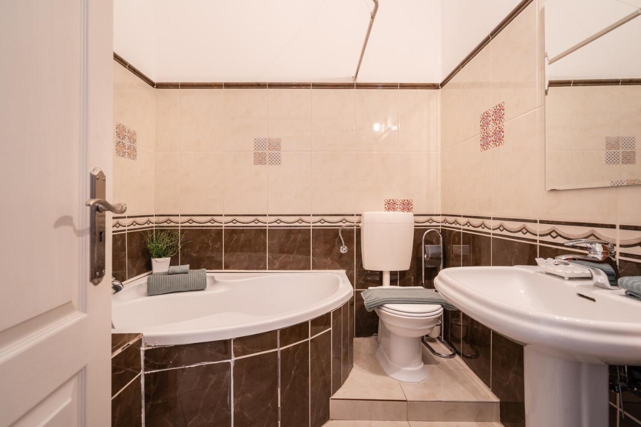 K10 - Kazinczy Street Heritage Suite - Best Location By Bqa Budapesta Exterior foto
